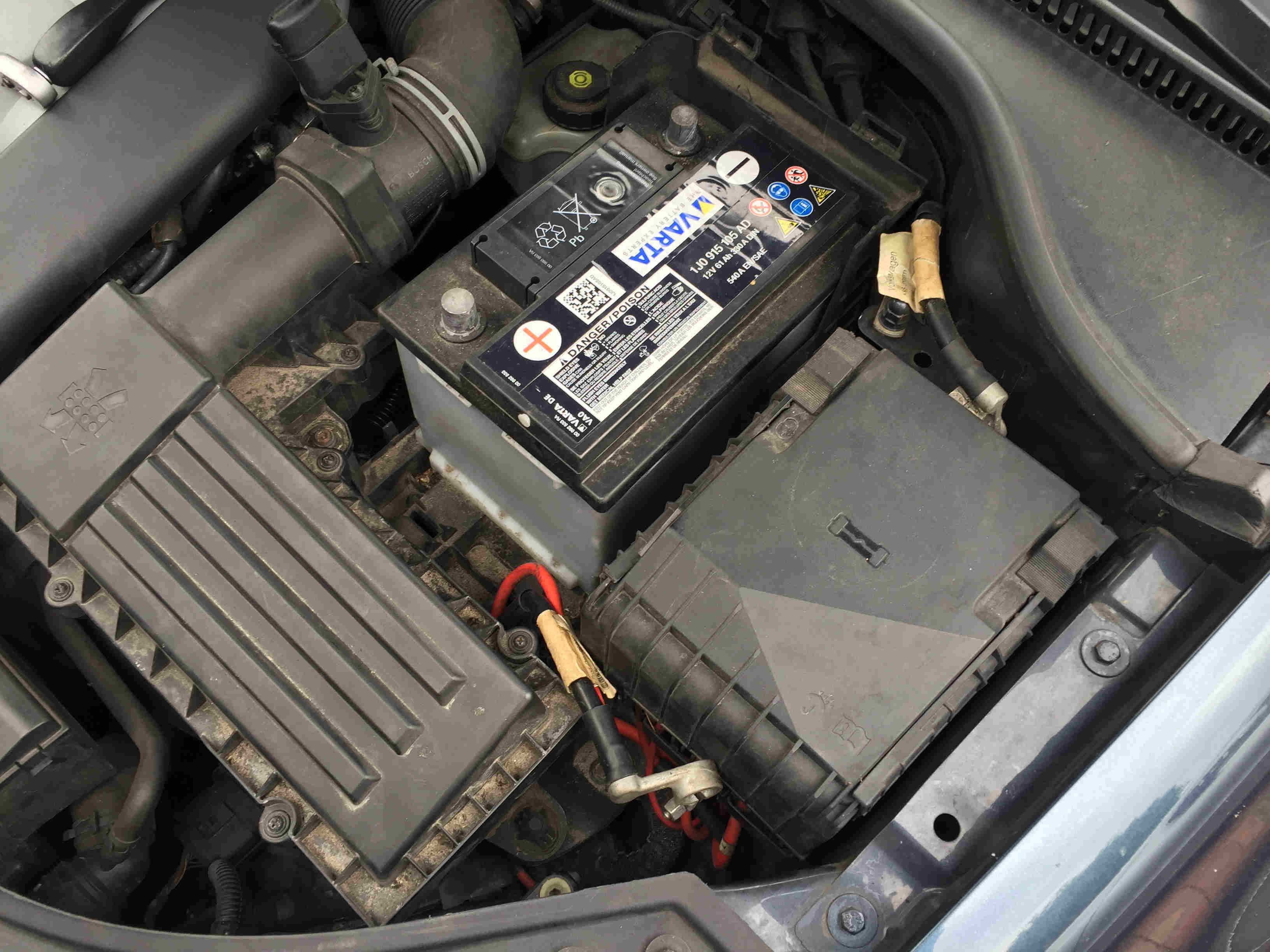 Die leere Batterie am VW Golf 5 wechseln & laden